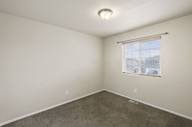 Building Photo - 917 Silverqueen Rd