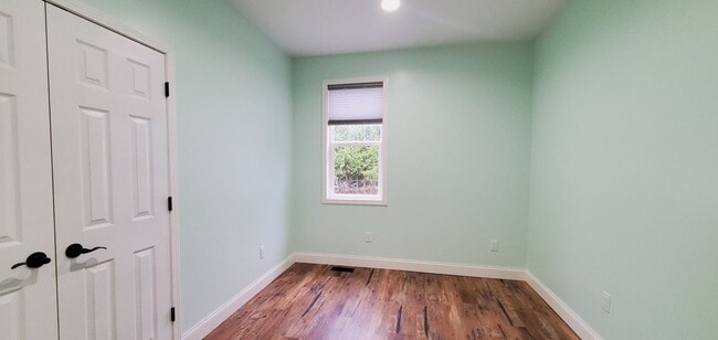 Building Photo - 4-bedroom 3-bathroom home minutes to Downt...