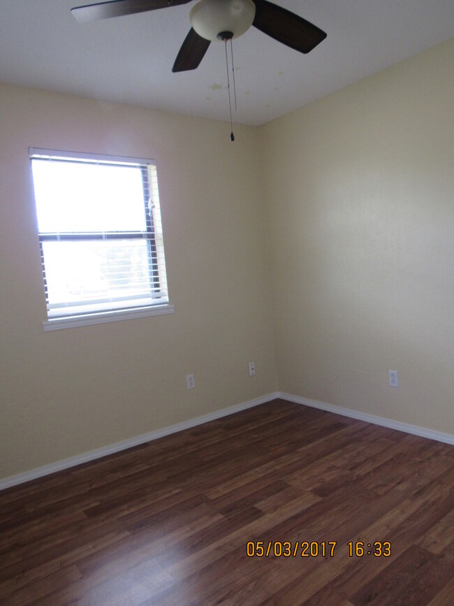 Building Photo - Very nice spacious home! No Carpet! Pet Fr...