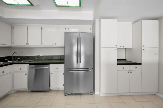 Building Photo - 800 S Gulfview Blvd