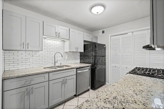 Building Photo - 907 Augusta Dr