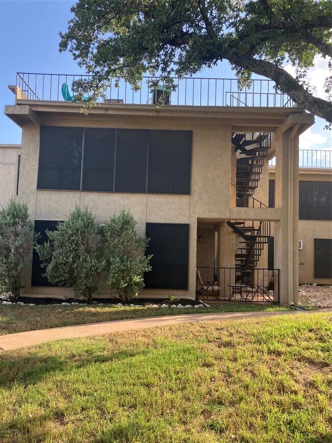 Building Photo - 5916 Lago Vista Way