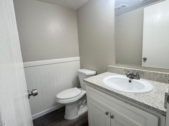 Building Photo - Gorgeously Remodeled 3bed 2.5 Bath home in...