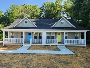 Building Photo - 2 Bed 1 Bath Modern Duplex Unit Blackstone VA-Fort Pickett