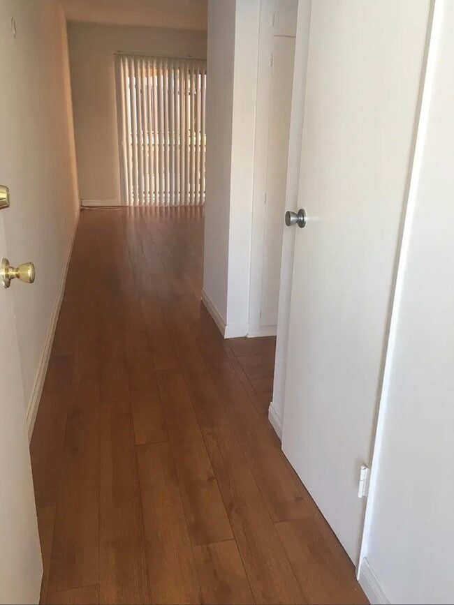 Building Photo - 1024 Justin Ave