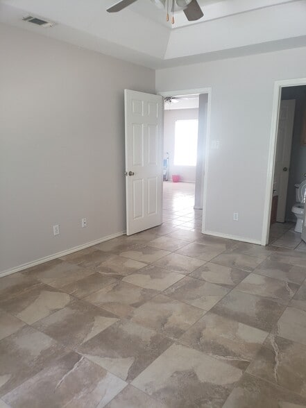 Building Photo - 1710 Lexington Cir