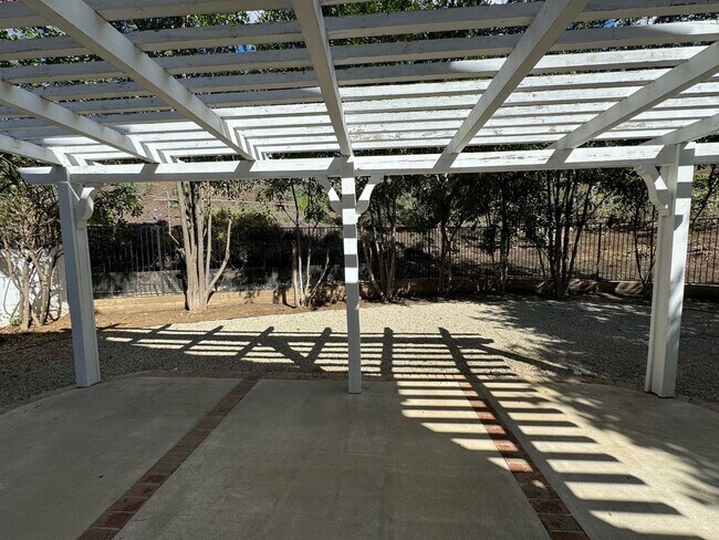 Building Photo - Updated newer home in gated Lang Ranch community