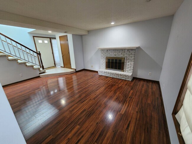 Building Photo - Nice 3BR, 1.5BTH half duplex near schools ...