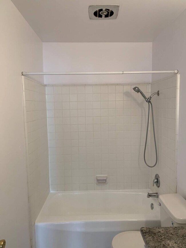 Building Photo - 2.0 bedroom in South Pasadena California 9...