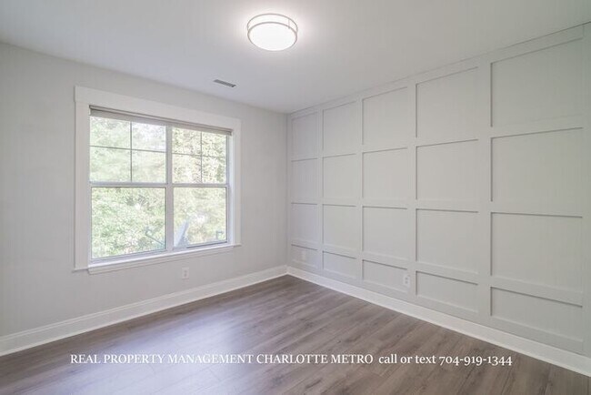 Building Photo - 3BR Townhome - Lake Living in Vineyard Point with Boat Slip Access Near Lake Norman