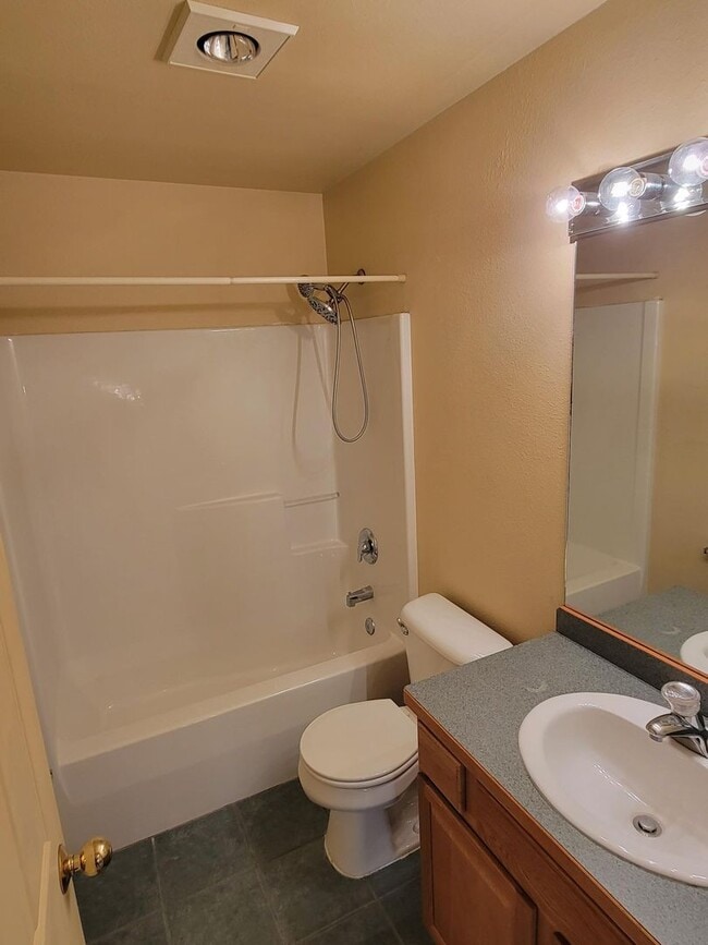 Building Photo - 3 Bedroom, 2.5 Bathroom Townhouse