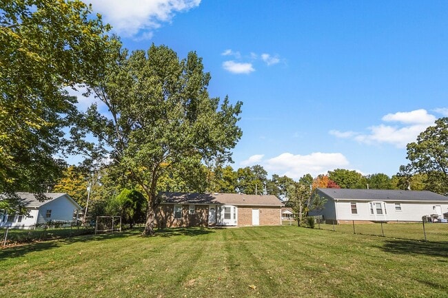 Building Photo - Updated Three Bedroom!