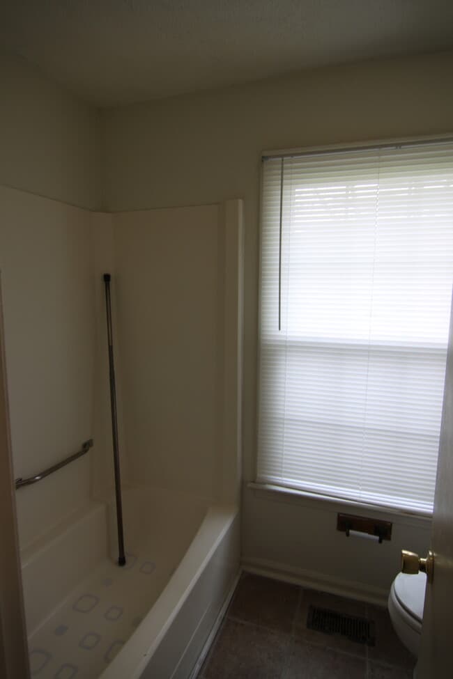 Building Photo - 4 Bedroom Pet Friendly Home For Rent Near Post!