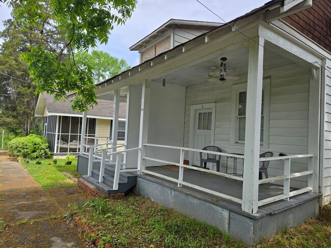 Building Photo - FOR RENT with a Riverview!
