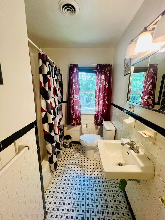 Building Photo - Beautifully Updated 3bdrm/1bth Ranch Style Home Located in the Glen Lea Area!