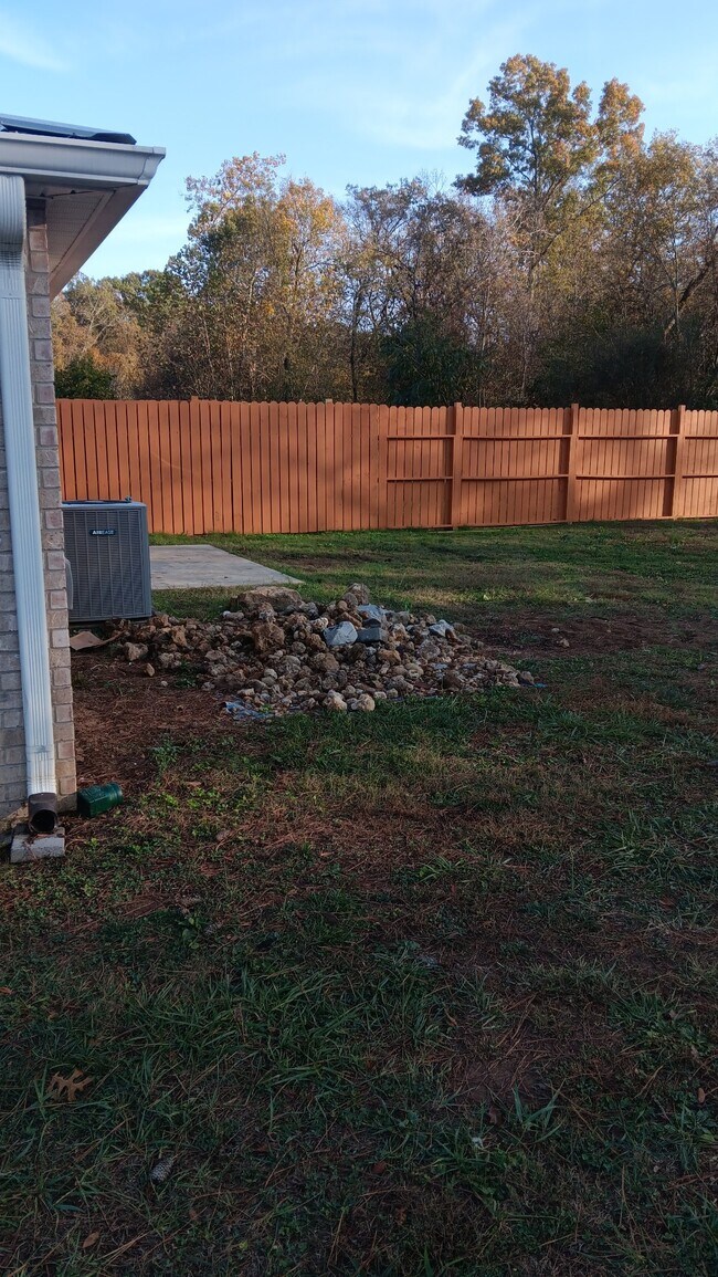 Building Photo - 120 Sharon Oakley Dr