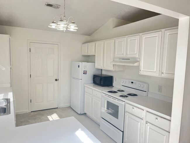 Building Photo - Pet Friendly 3 Bedroom, 2 Bath Duplex in College Park Available Soon!