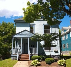 Building Photo - Newly renovated second floor flat availabl...