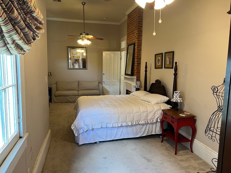 Building Photo - 2904 Annunciation St