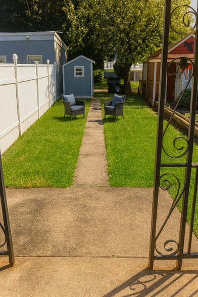 Building Photo - 104 1/2 Rose St