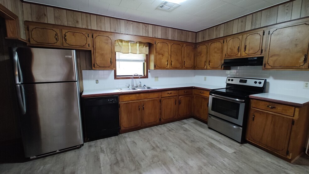 Kitchen with stove, d/w and fridge - 200 Coles St
