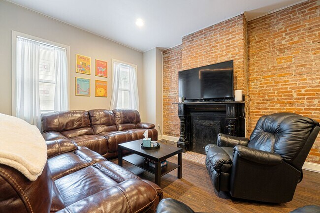 Building Photo - 5 bed, 2.5 Bath, Southside Flats