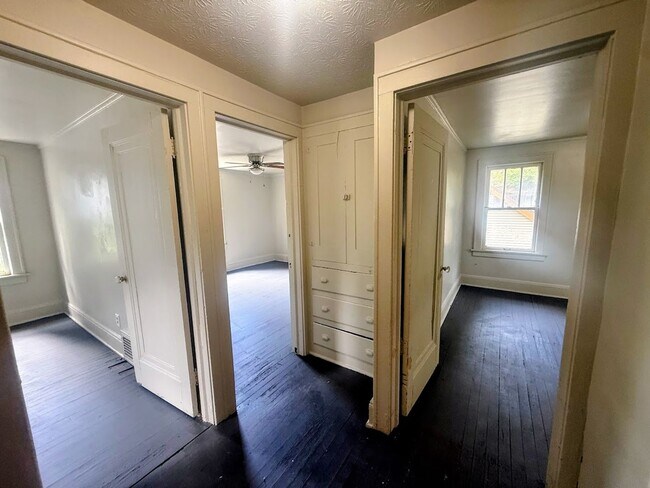 Building Photo - Four bedroom one bathroom home for rent