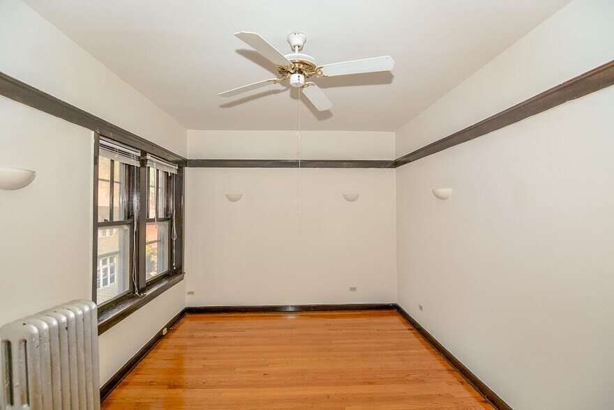 Building Photo - 824 W Waveland Ave