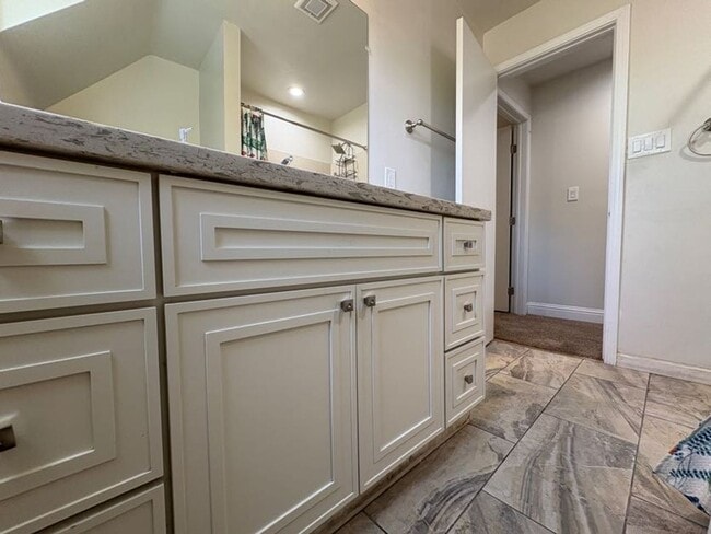 Building Photo - Charming 2 Bedroom Upstairs Unit in the He...