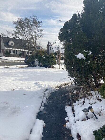 Well-maintained, walkway, tranquil apt - 764 Lenore Ln