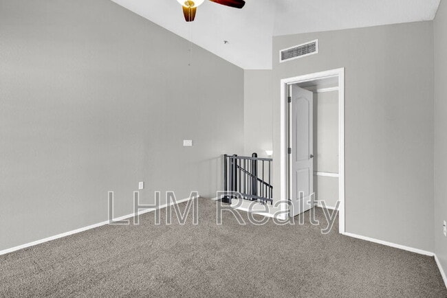 Building Photo - 2210 E Huntington Dr
