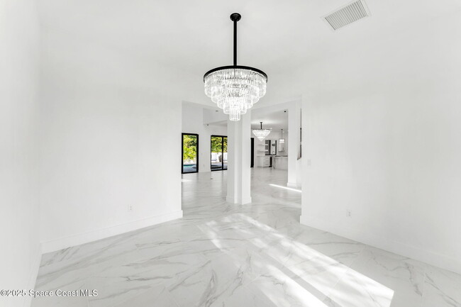 Building Photo - 2355 N Riverside Dr