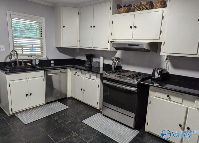 Building Photo - 2222 Matthews St SE