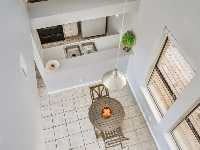 Building Photo - 611 E 45th St