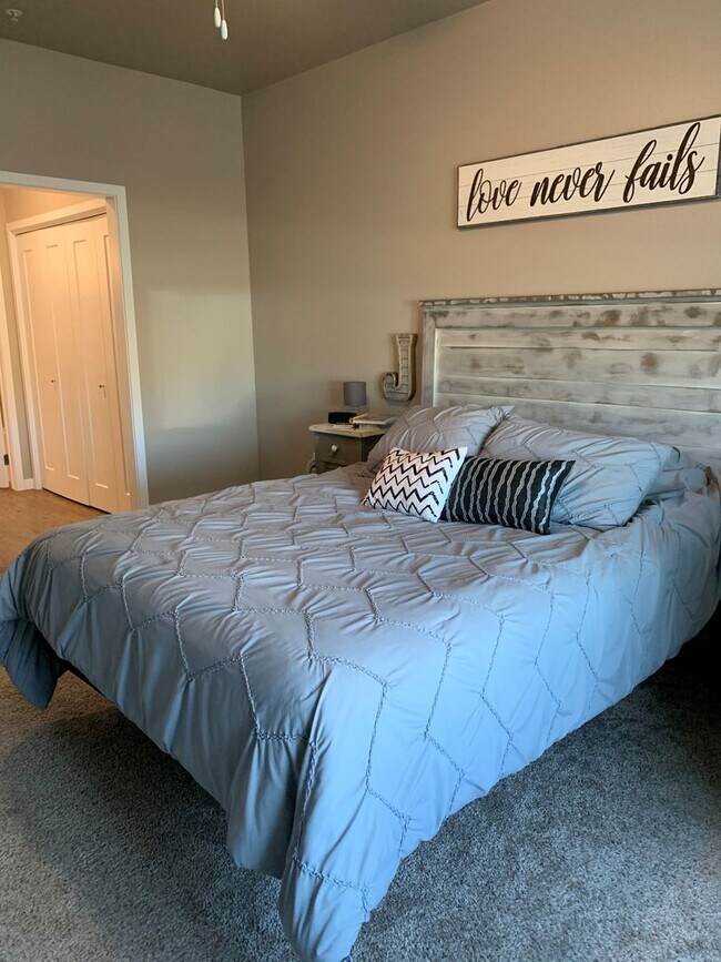 Building Photo - Spacious 1-Bedroom/1.5-Bath, unit 305, available Early July 2026!