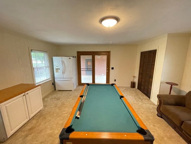 Building Photo - Large Furnished Rancher that Includes Lawn Maintenance and Bonus Room