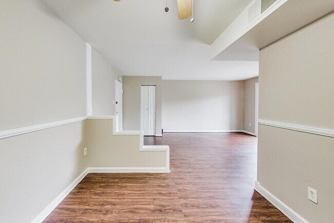 Building Photo - 2BD/1BA Takoma Park Condo in Elevator Building