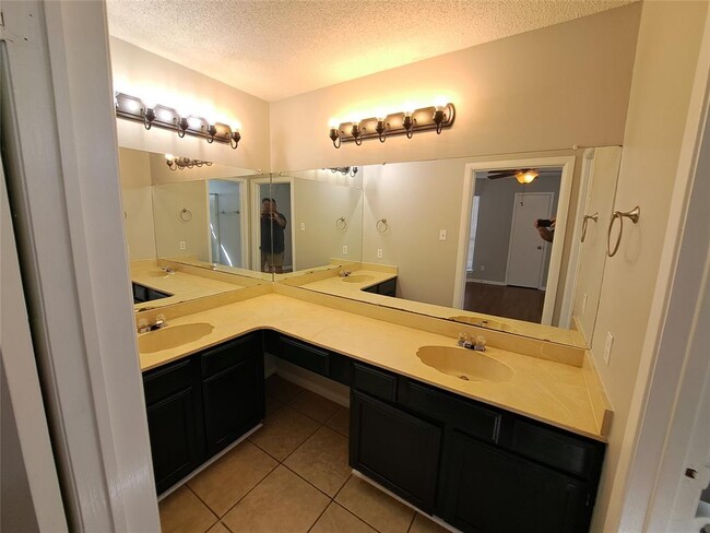 Building Photo - 9009 Sanger Dr