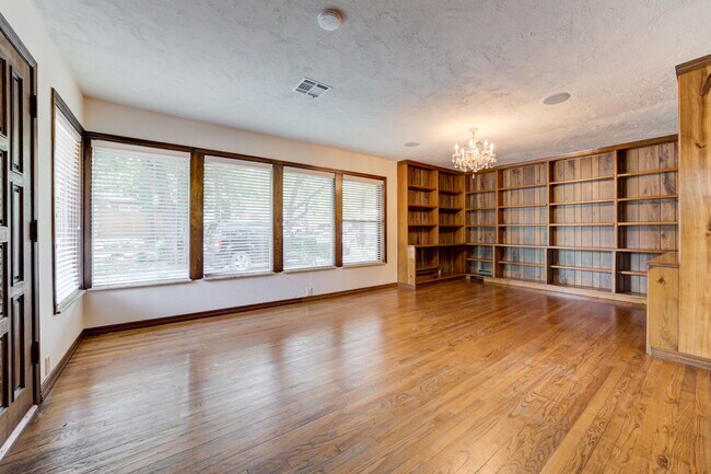 Building Photo - 600 S Flood Ave