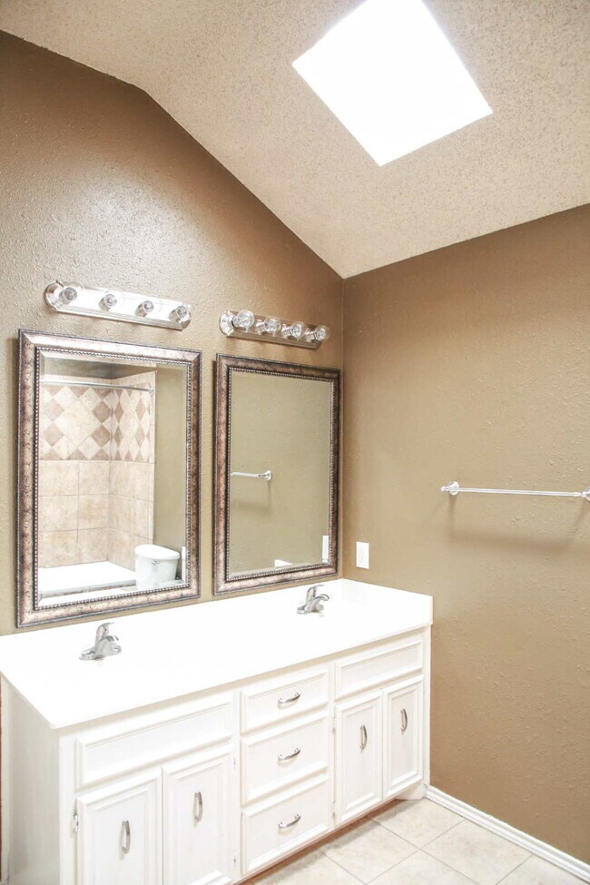 Building Photo - Beautifully Maintained 3/2/2 in Preston Smith