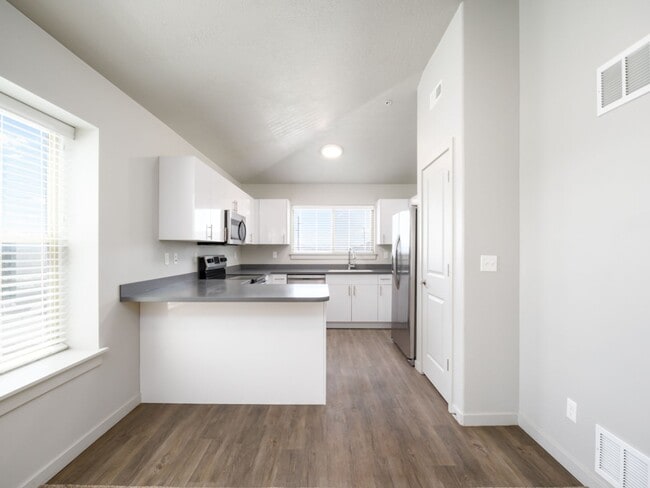 Building Photo - Updated 2BD/2BA Provo Apartment Move-In Ready