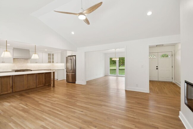 Building Photo - Completely renovated ranch 4BR/4BA ranch h...