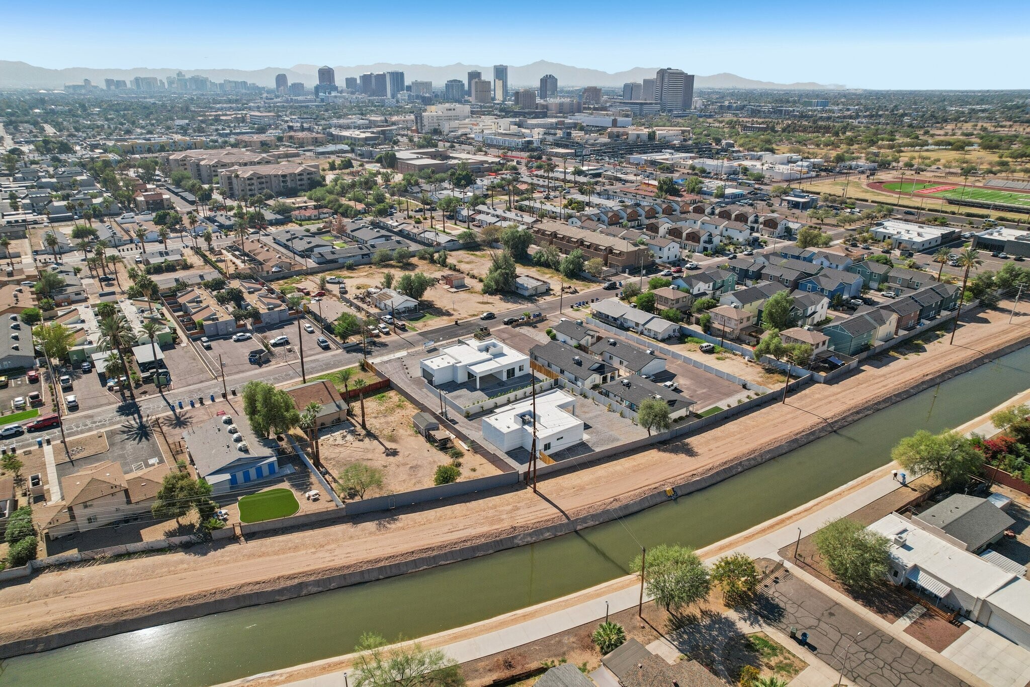 Building Photo - 910 E Roma Ave