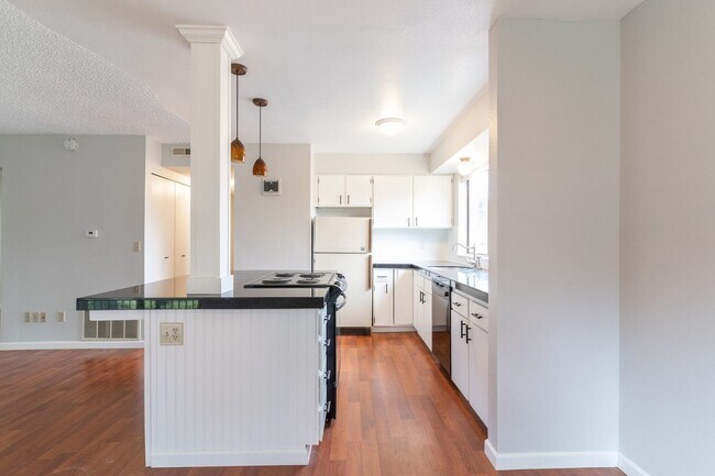 Building Photo - SPACIOUS 3 BEDROOM CONDO! CONVENIENT LOCATION!