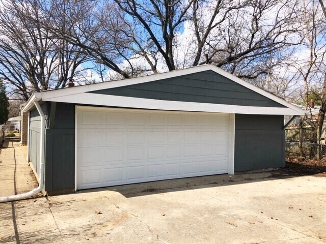 Building Photo - EAST SIDE 2 BEDROOM WITH BASEMENT!  AVAILABLE NOW!
