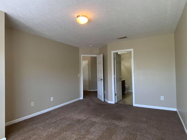 Building Photo - Brentwood Townhome For Lease
