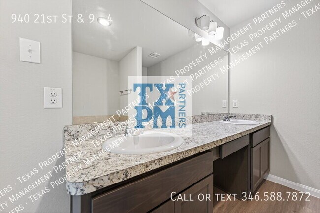 Building Photo - 940 21st St