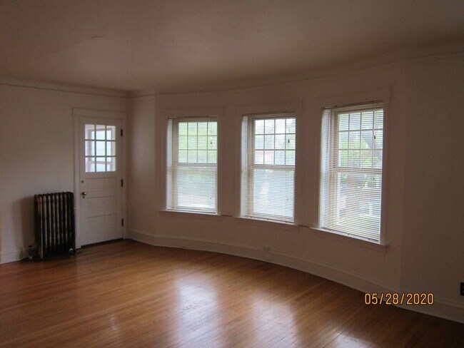 Building Photo - Available October 2025- Gorgeous, Sunny 1 ...