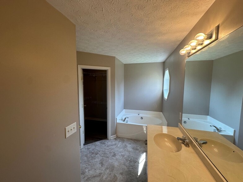 Building Photo - 3222 Briarhill Ct