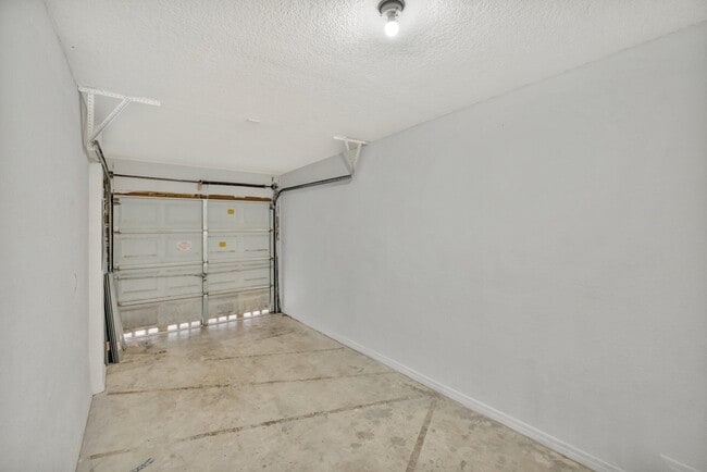 Building Photo - 3055 Riverside Dr